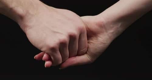 Quand un homme effleure votre paume : décryptage d’un geste qui en dit long