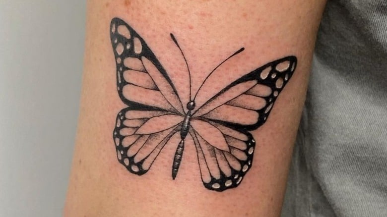 Tatouage de papillon stylisé sur un bras