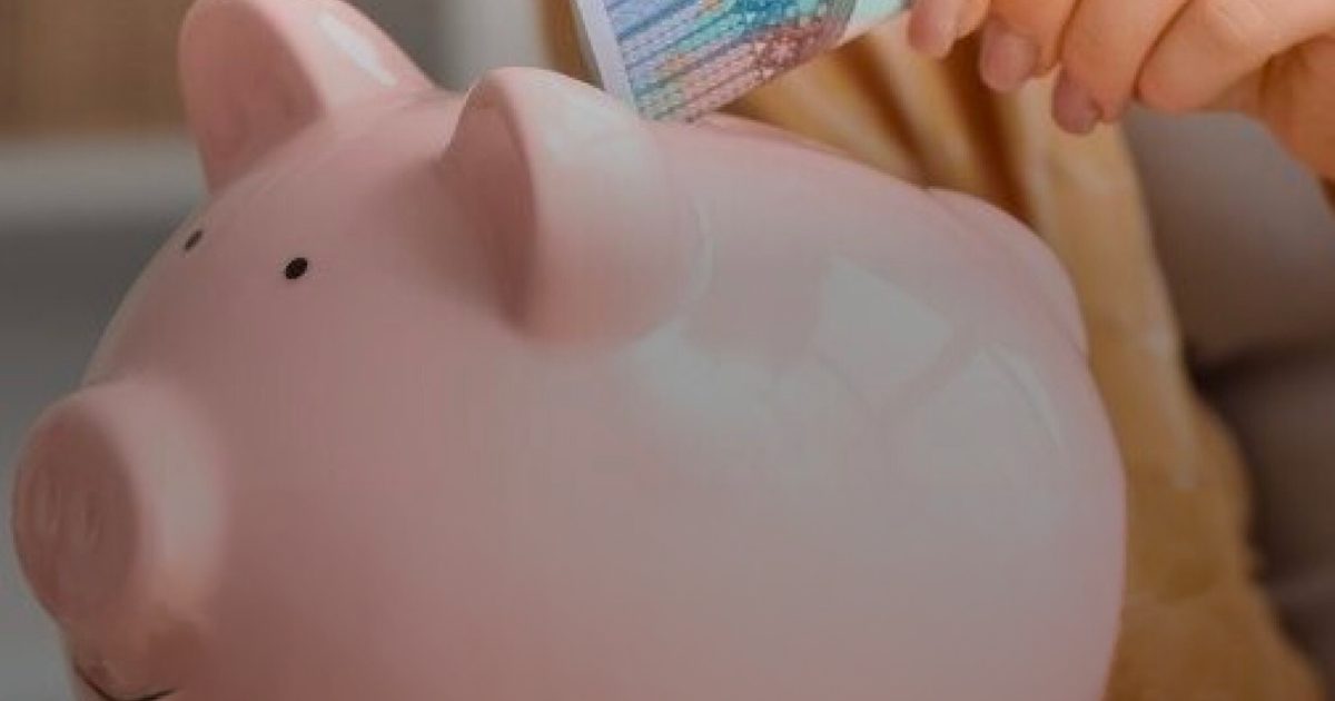 « J’ai 27 ans, 3 maisons et je vise la retraite à 40 ans » : le secret de Charlie Louise pour épargner des milliers d’euros