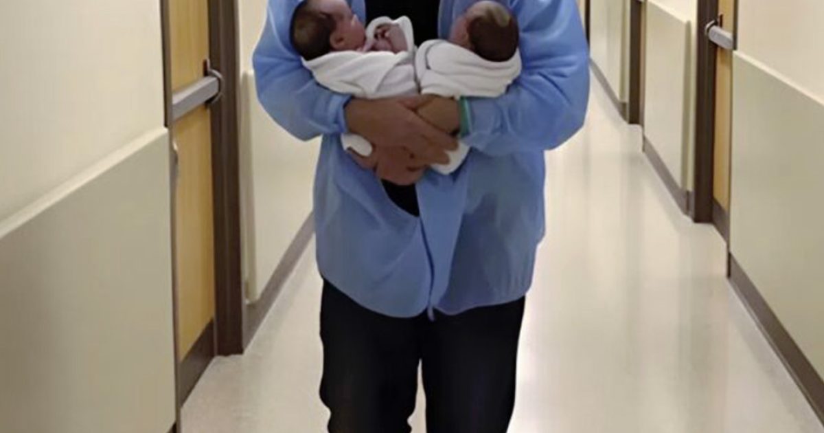 J’ai aperçu mon mari sortir de la clinique, tenant deux bébés que je ne connaissais pas