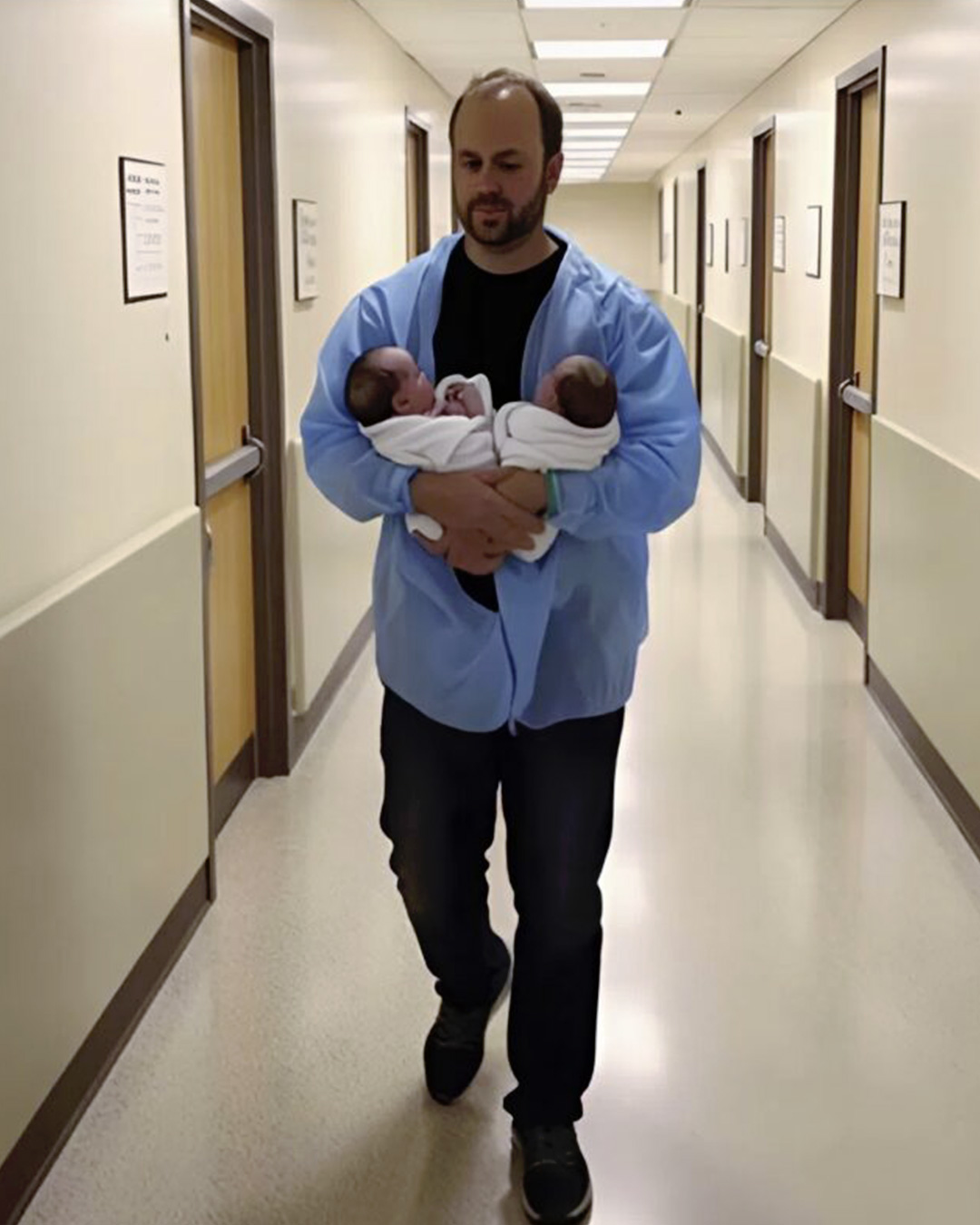 J’ai aperçu mon mari sortir de la clinique, tenant deux bébés que je ne connaissais pas