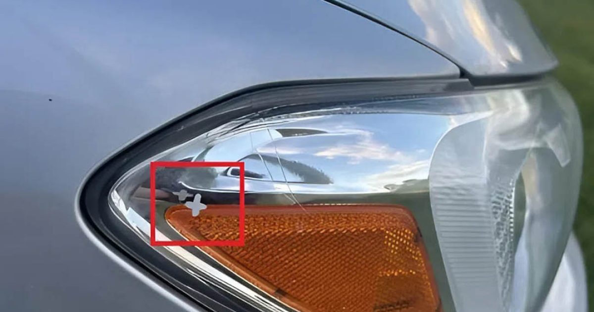 J’ai aperçu une petite croix blanche sur le phare gauche de ma voiture… et j’ai été stupéfaite en apprenant ce qu’elle signifiait.