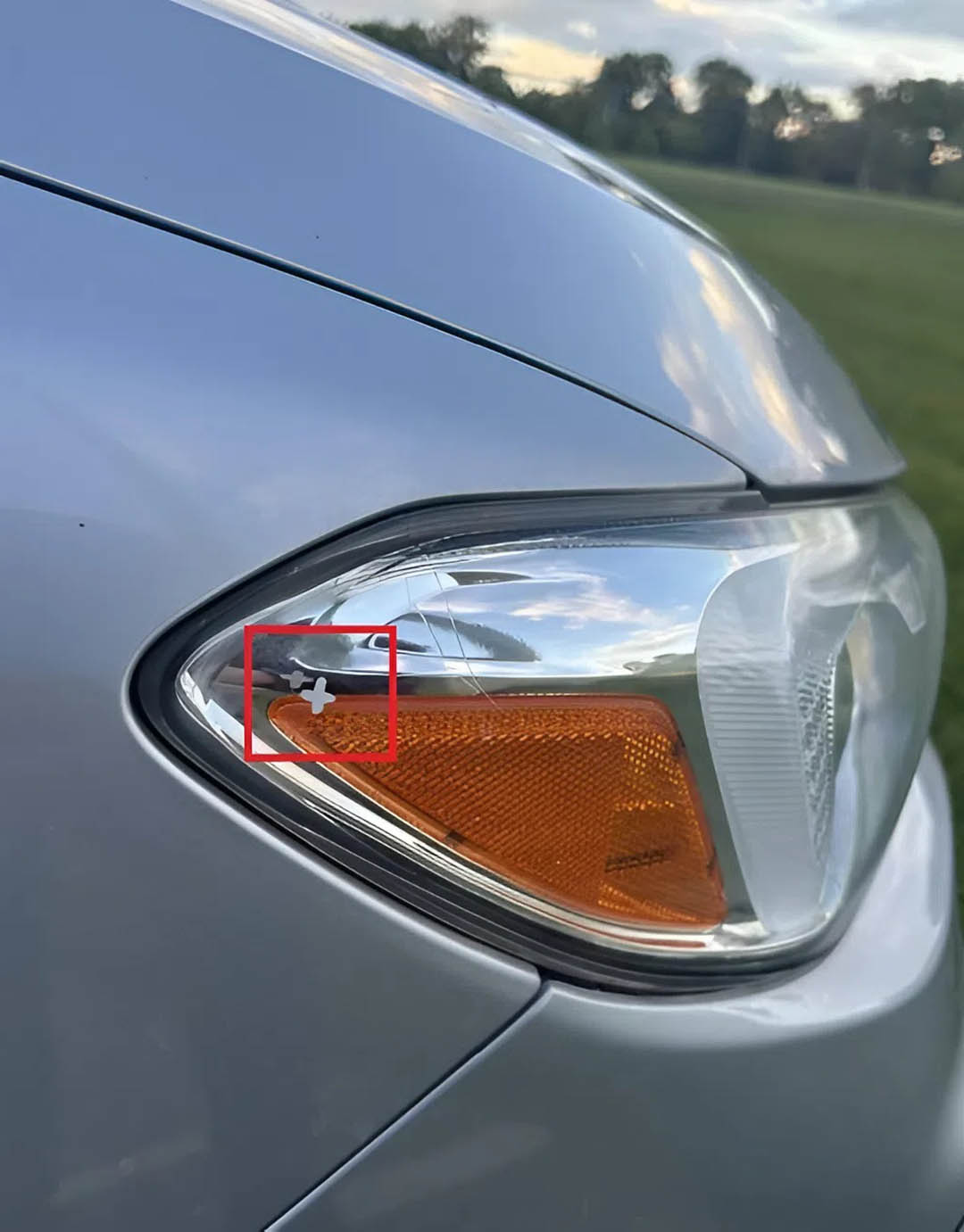 J’ai aperçu une petite croix blanche sur le phare gauche de ma voiture… et j’ai été stupéfaite en apprenant ce qu’elle signifiait.