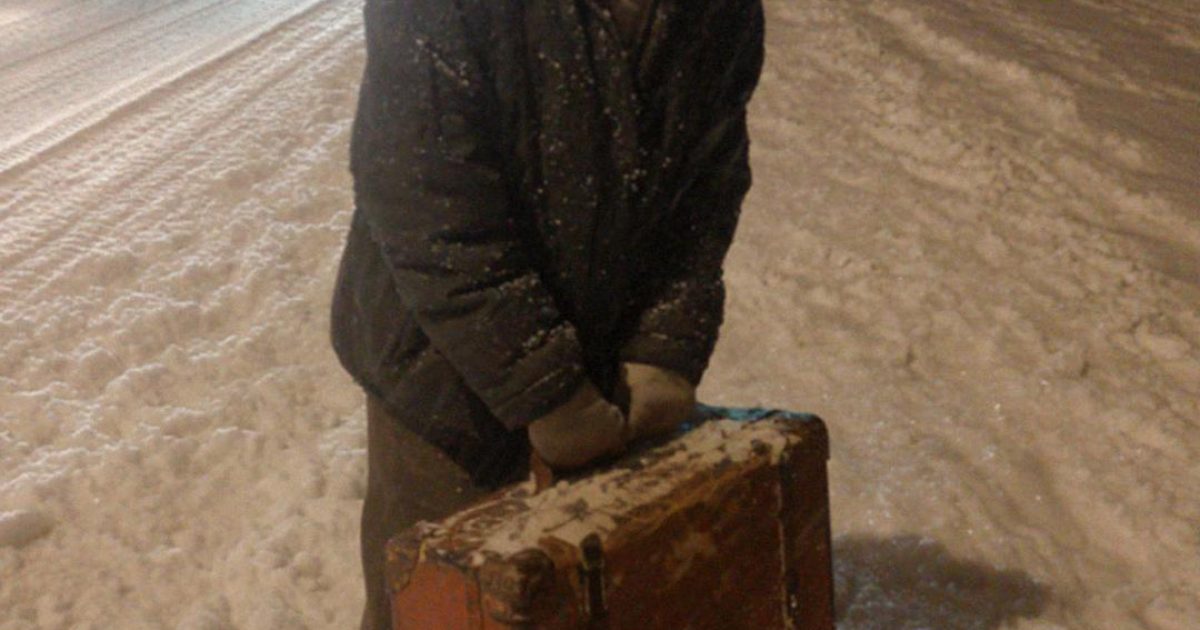 J’ai croisé un vieil homme sur une route isolée en plein hiver — l’héberger pour la nuit a bouleversé ma vie à jamais.