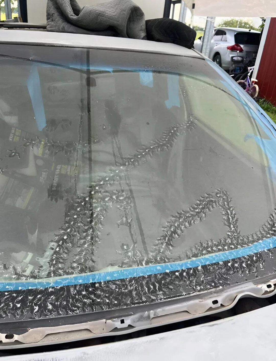 J’ai découvert des marques étranges sur ma voiture… et j’ai été surpris en apprenant ce qui les avait provoquées