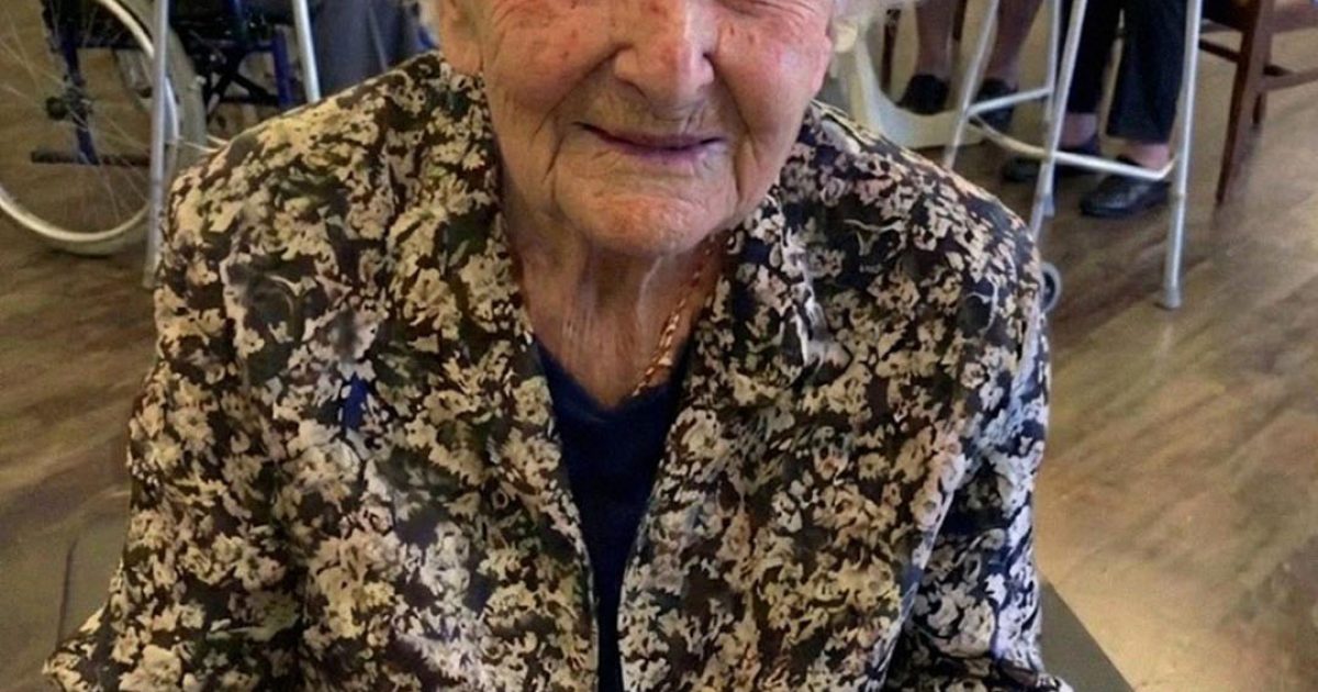 J’ai donné à mon petit-fils seulement quelques billets de quelques euros après qu’il m’a abandonnée dans une maison de retraite — il a été bouleversé en découvrant le mot que j’avais glissé à l’intérieur.