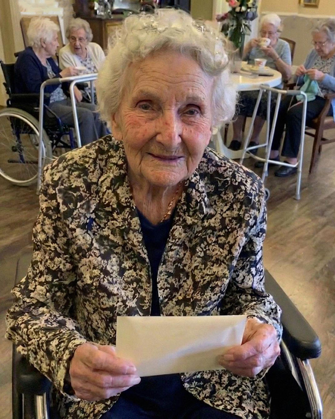 J’ai donné à mon petit-fils seulement quelques billets de quelques euros après qu’il m’a abandonnée dans une maison de retraite — il a été bouleversé en découvrant le mot que j’avais glissé à l’intérieur.