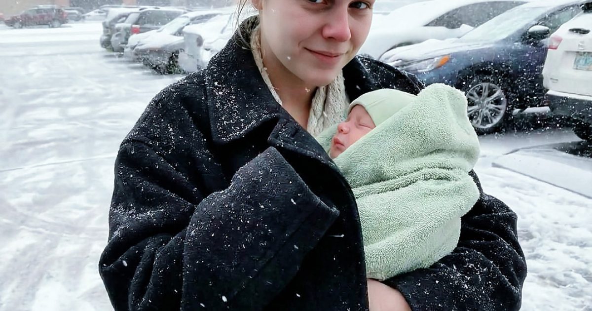 J’ai donné mon manteau d’hiver à une mère et son bébé transis de froid — une semaine plus tard, deux hommes en costume ont frappé à ma porte et m’ont dit : « Vous ne vous en tirerez pas comme ça. »