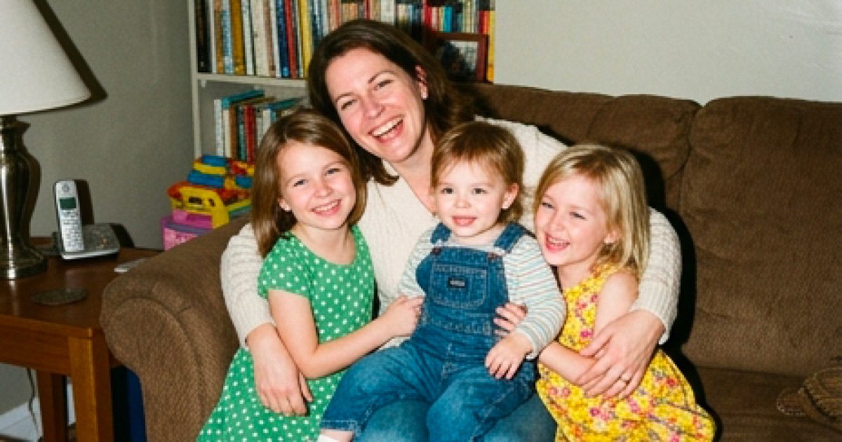 J’ai élevé les trois filles orphelines de mon frère pendant 15 ans. la semaine dernière, il est revenu et m’a remis une enveloppe scellée en me demandant de ne surtout pas l’ouvrir devant elles