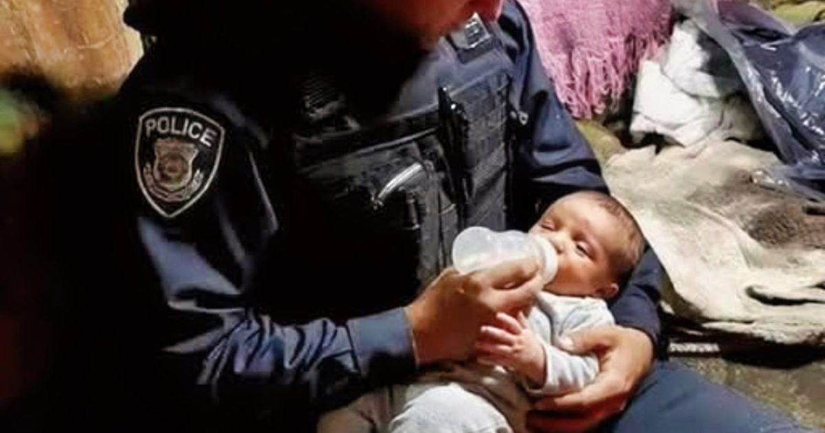 J’ai recueilli un nouveau-né tremblant retrouvé à côté d’une femme inconsciente… et seize ans plus tard, il est monté sur scène pour me remettre une médaille