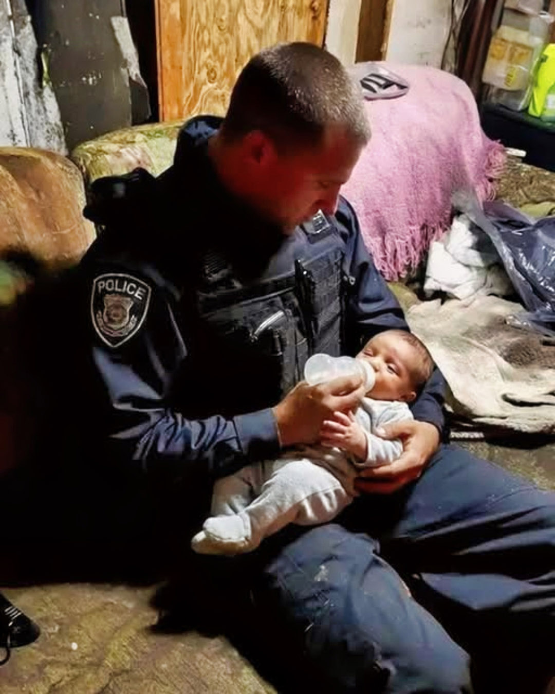 J’ai recueilli un nouveau-né tremblant retrouvé à côté d’une femme inconsciente… et seize ans plus tard, il est monté sur scène pour me remettre une médaille