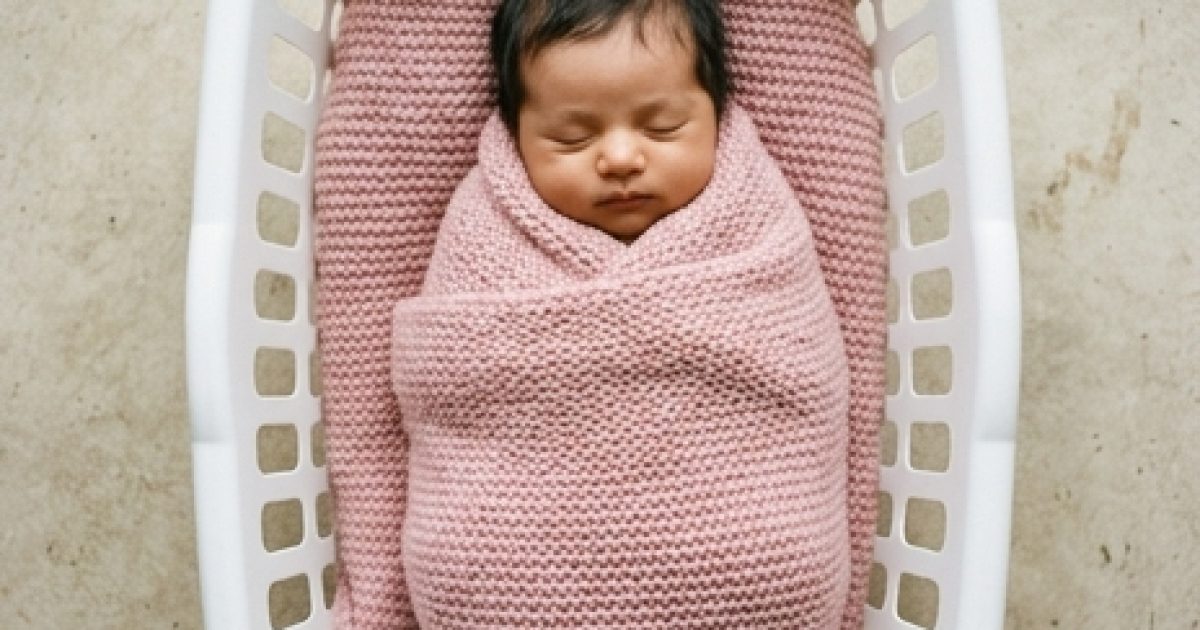 J'ai trouvé un bébé enveloppé dans la veste en jean de ma fille disparue sur le perron de ma maison – le mot glaçant que j'ai trouvé dans la poche m'a fait l'effet d'une douche froide