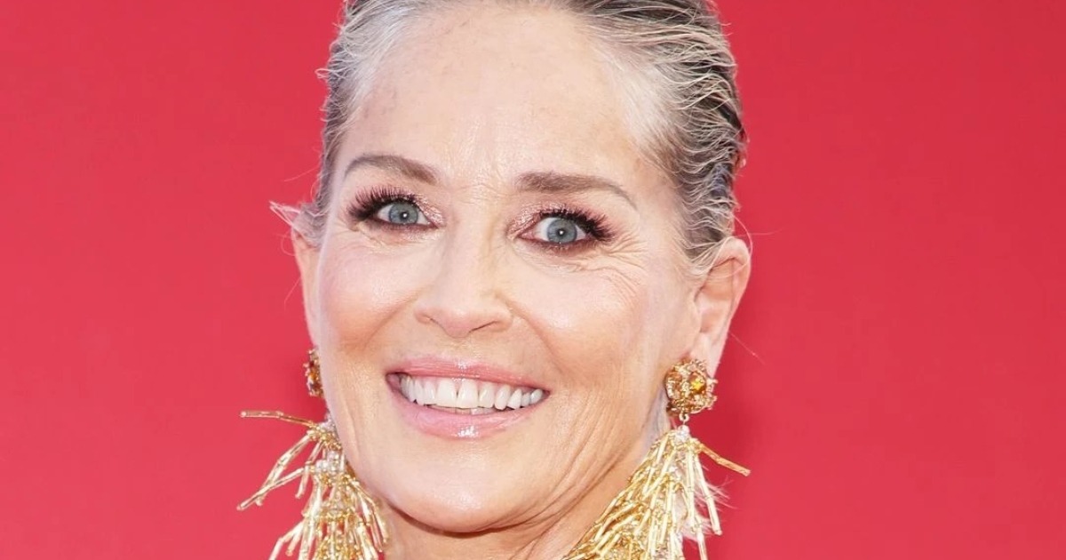 À 66 ans, Sharon Stone ose le bikini : sa réponse cinglante à ceux qui lui demandent de « se couvrir »