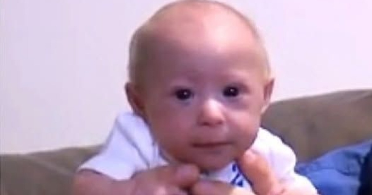 À 7 mois, il porte encore du 0-3 mois : le parcours de Mathieu, bébé pas comme les autres, émeut et inspire