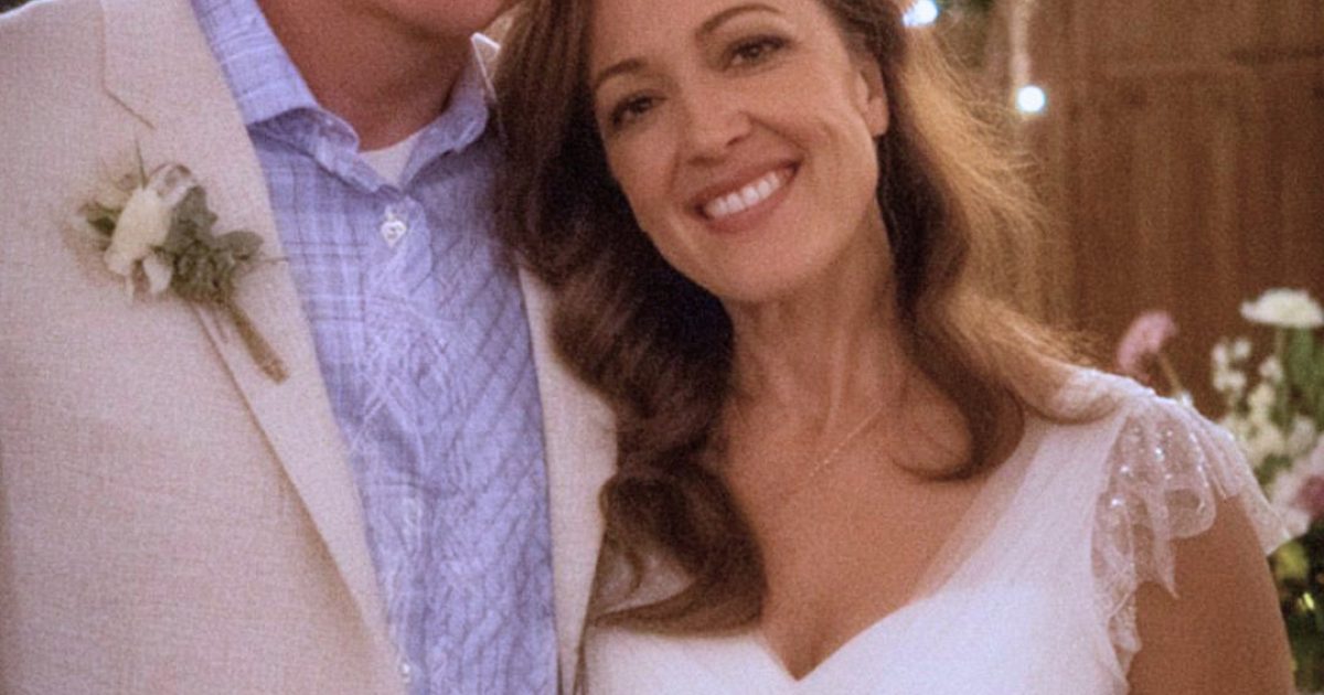 Je me suis mariée avec le meilleur ami de mon défunt mari — mais, la nuit de notre mariage, il m’a dit : « Il y a quelque chose dans le coffre-fort que tu dois lire. »