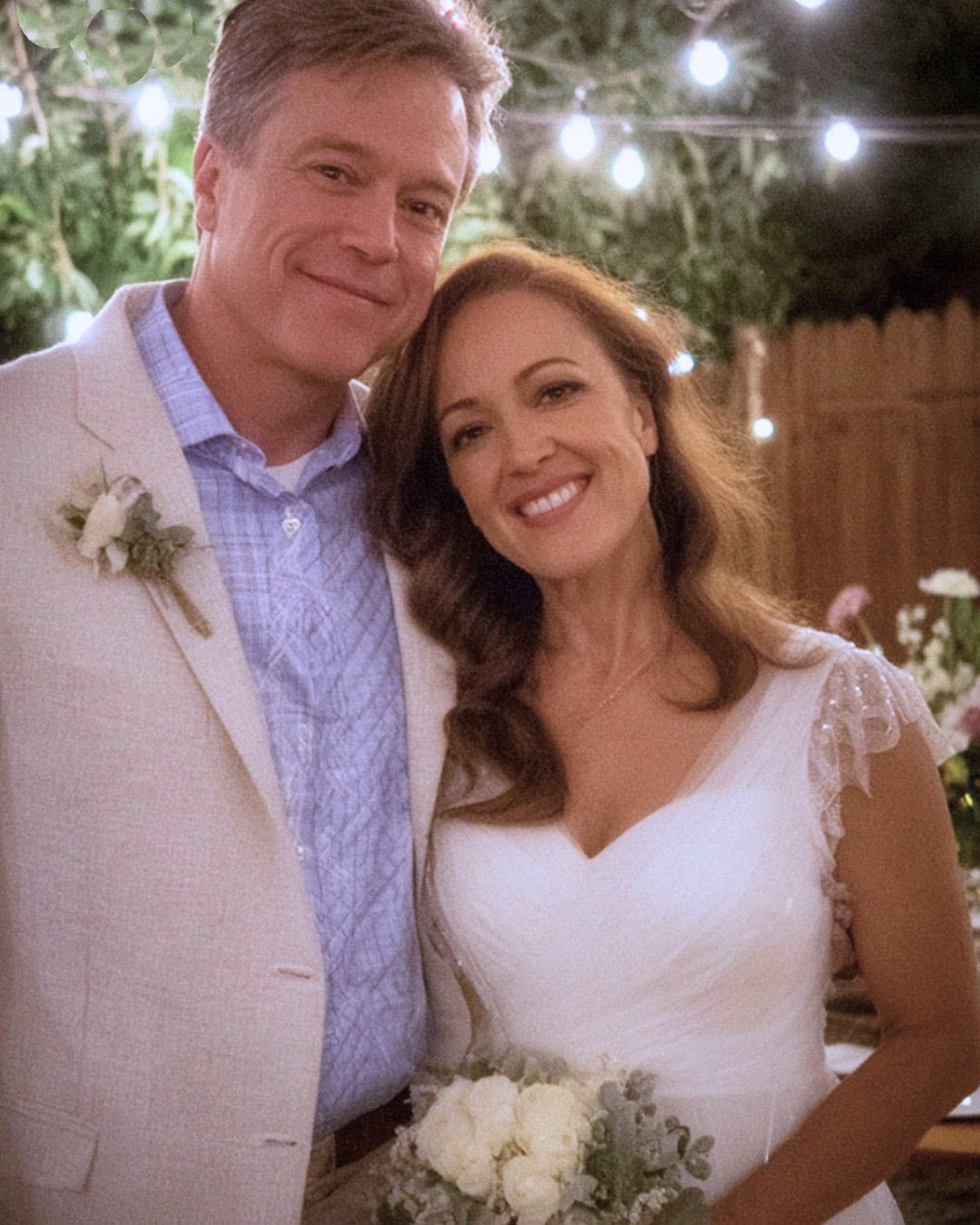 Je me suis mariée avec le meilleur ami de mon défunt mari — mais, la nuit de notre mariage, il m’a dit : « Il y a quelque chose dans le coffre-fort que tu dois lire. »