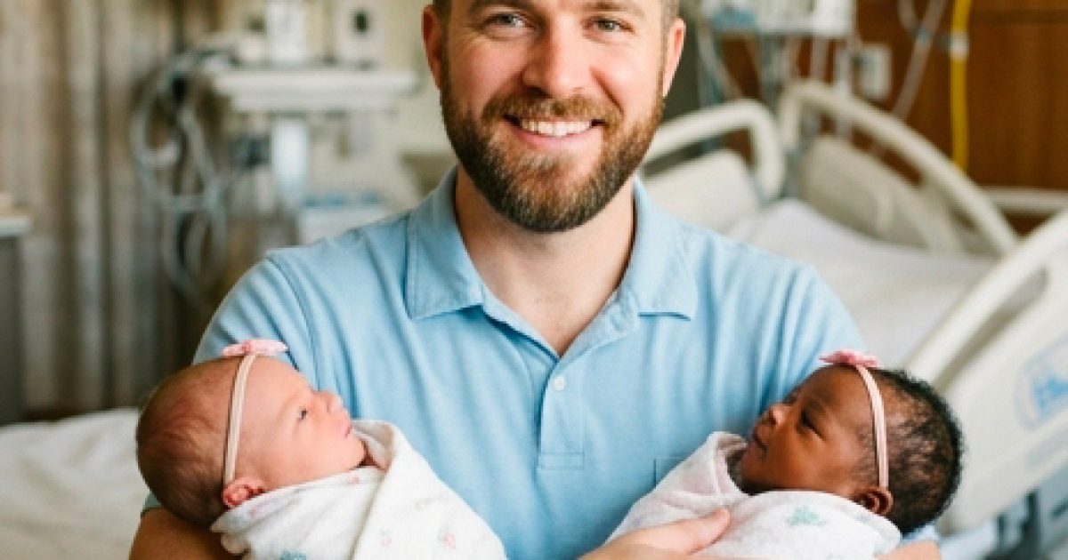 Je suis allé à l’hôpital chercher ma femme et nos jumeaux nouveau-nés, mais je n’y ai trouvé que les bébés et une note