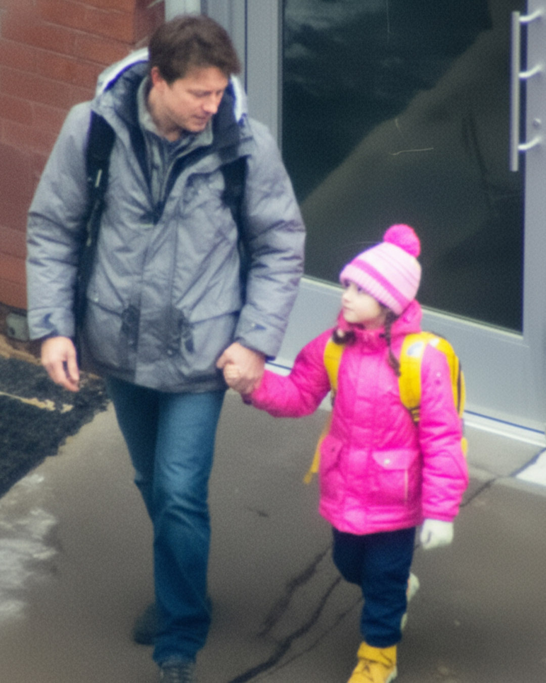 Je suis allé chercher ma fille de 5 ans à la maternelle quand, soudain, elle m’a dit : « Papa, pourquoi le nouveau papa ne m’a-t-il pas récupérée comme d’habitude ? »