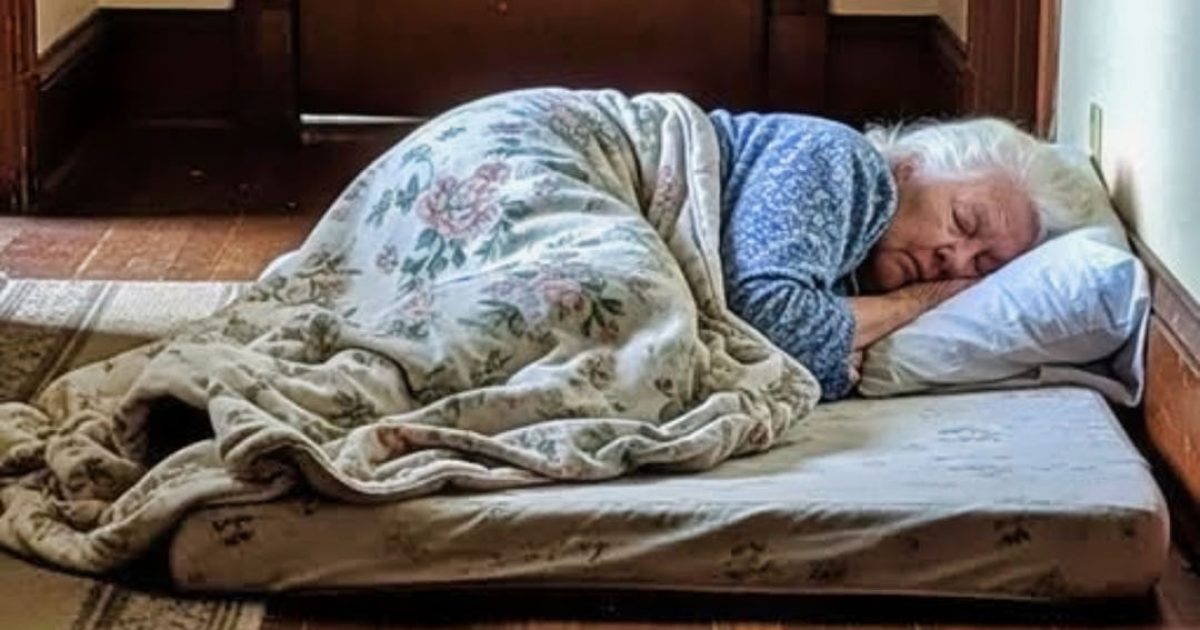 Je suis rentré(e) à la maison plus tôt que d’habitude et j’ai trouvé ma mère, malade, en train de dormir par terre : ce que mon mari a dit ensuite a tout changé.