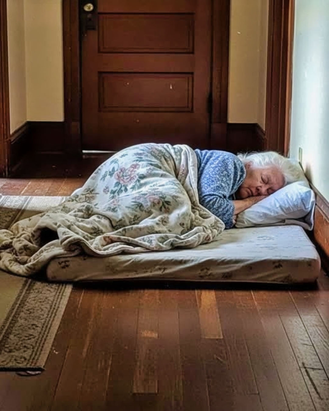 Je suis rentré(e) à la maison plus tôt que d’habitude et j’ai trouvé ma mère, malade, en train de dormir par terre : ce que mon mari a dit ensuite a tout changé.