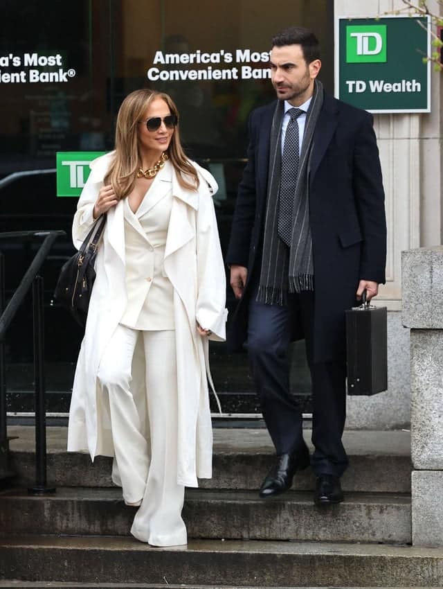 Jennifer Lopez et Brett Goldstein : les clichés qui enflamment la toile cachent-ils une vraie love story ?
