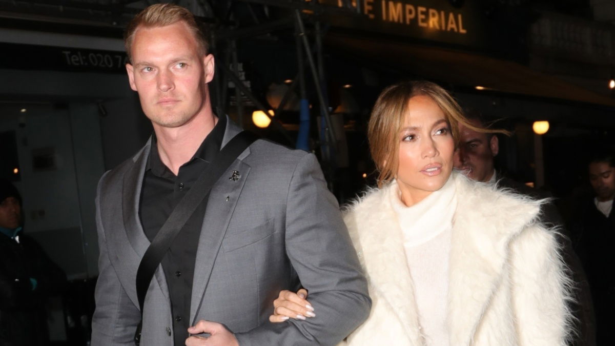 À 54 ans, Jennifer Lopez fait sensation à Londres : qui est l’homme blond qui l’accompagne ?