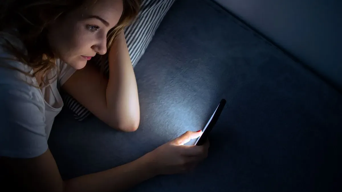À 2 heures du matin, une mère consulte la caméra de sa fille de huit ans et découvre pourquoi son lit est « trop petit » — la vérité la fait pleurer