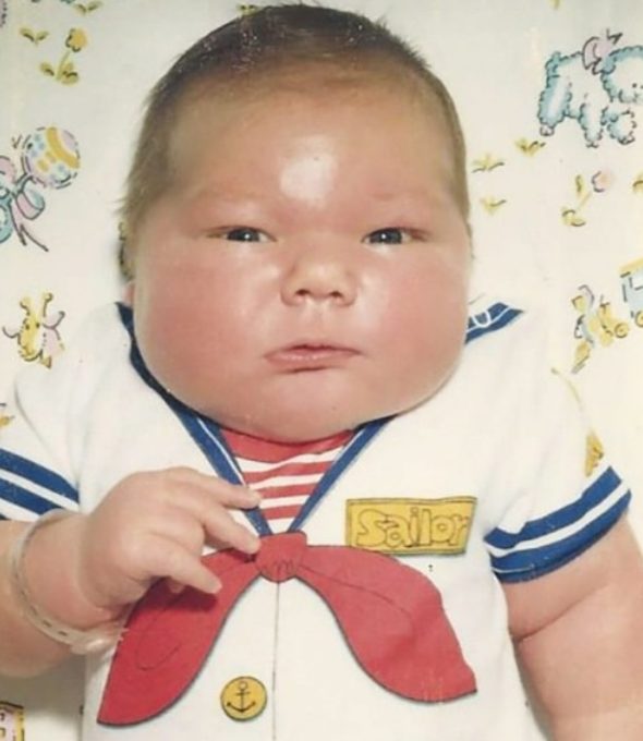 Un bébé pesant 7 kilos à sa naissance en 1983 a stupéfié le monde. Découvrez son incroyable transformation 40 ans plus tard.