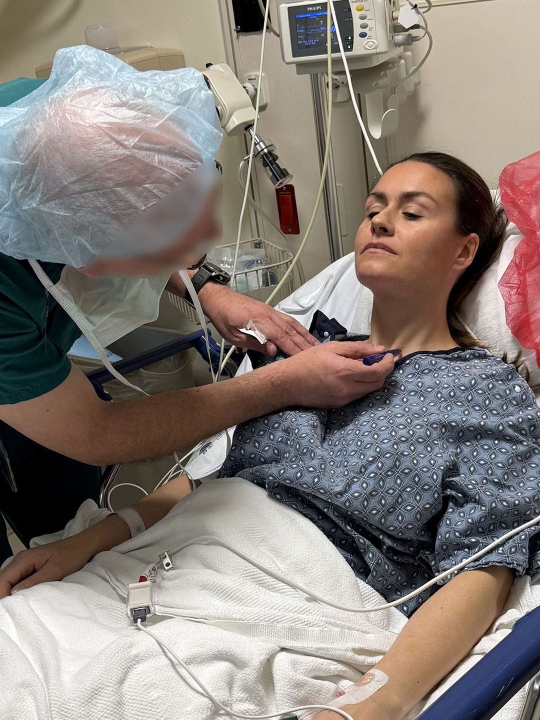 Médecin examinant des résultats d'analyse