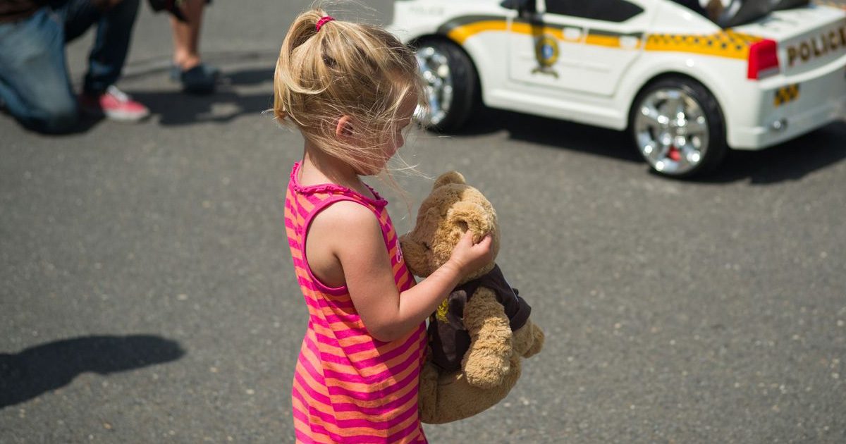 Un chien policier de l’aéroport alerte à propos de l’ourson en peluche du fils d’une mère célibataire – ce que découvrent les policiers laisse tout le monde stupéfait