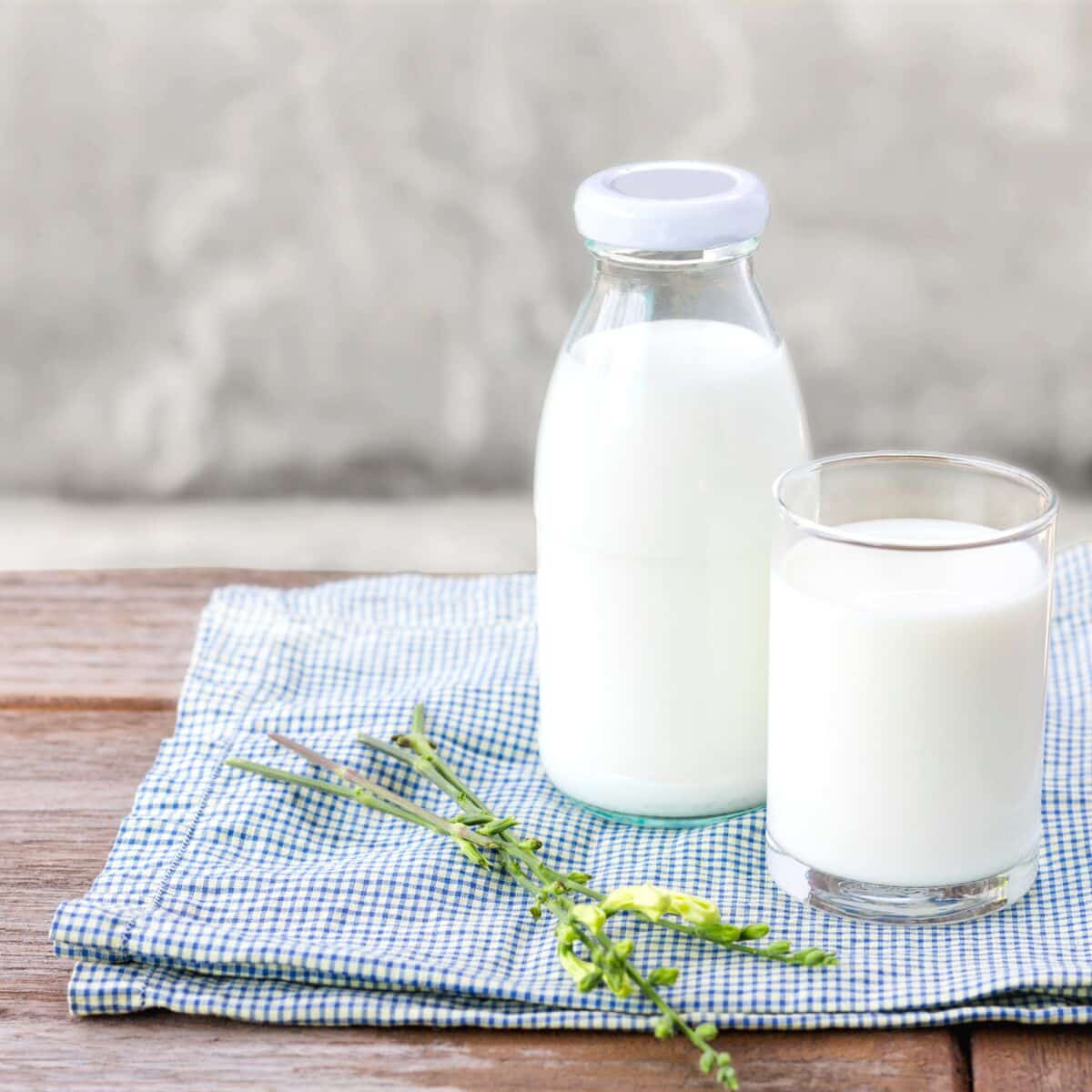 Jus de citron, bicarbonate, vinaigre : les 10 secrets naturels pour redonner leur blancheur à vos vêtements jaunis (et effacer les traces de chlore)