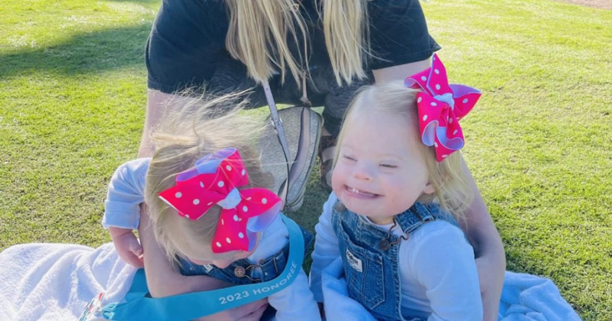 La mère de jumeaux atteints du syndrome de Down fait taire les critiques