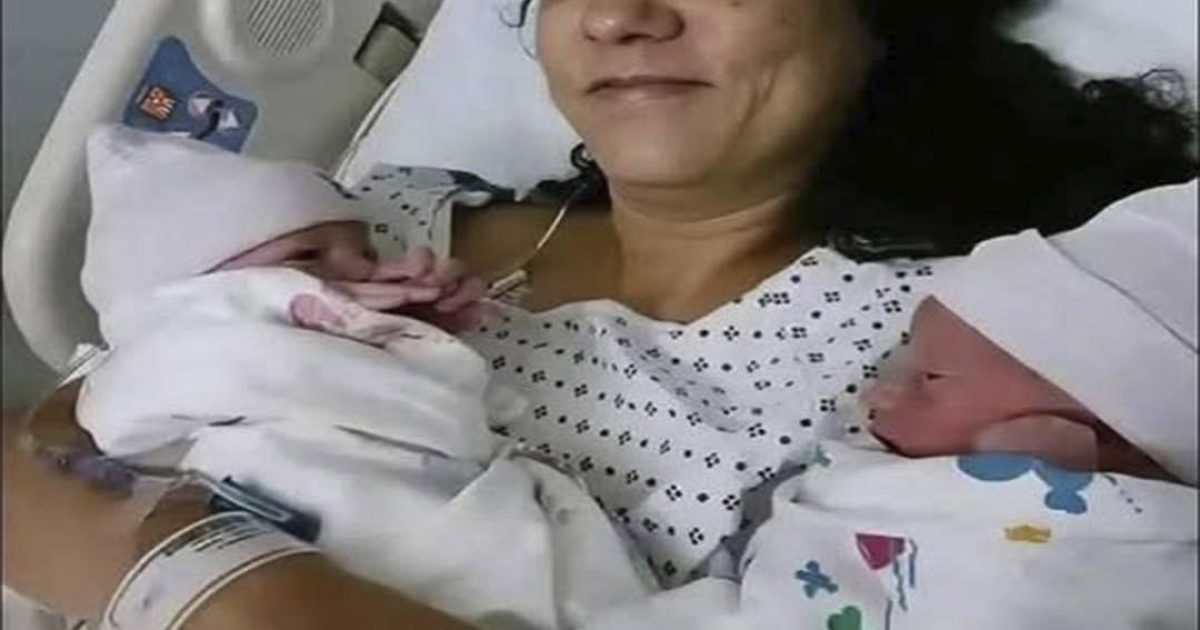 La merveilleuse histoire d'une mère de 58 ans qui a donné naissance à des jumeaux