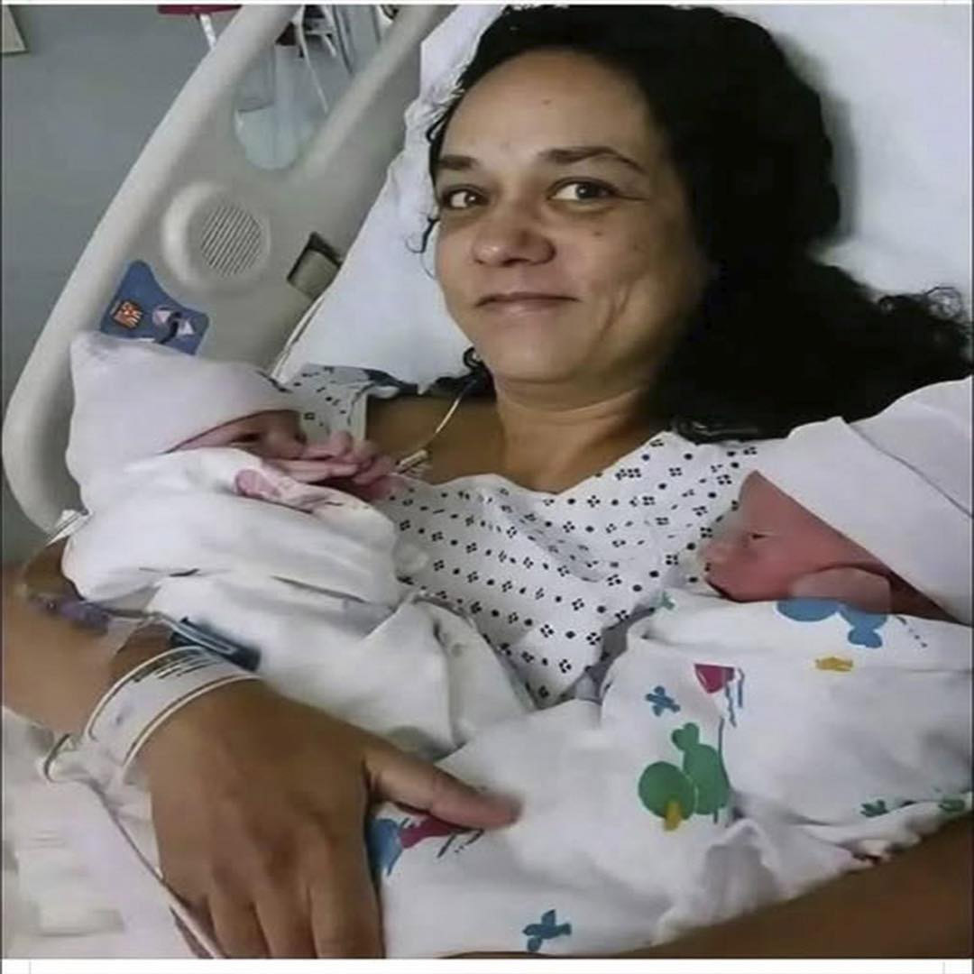 La merveilleuse histoire d'une mère de 58 ans qui a donné naissance à des jumeaux