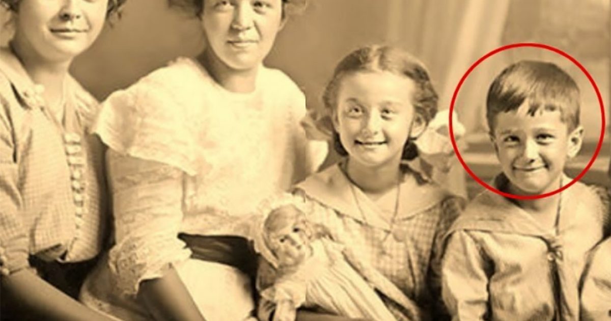 La photo de famille de 1912 qui cache un secret mortel : regardez la main du frère, la vérité va vous surprendre