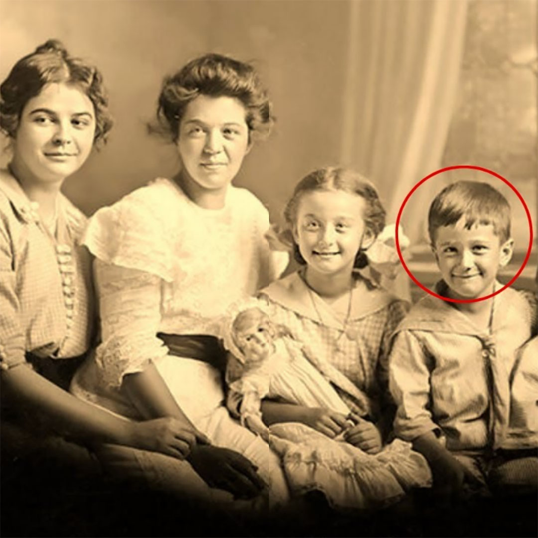 La photo de famille de 1912 qui cache un secret mortel : regardez la main du frère, la vérité va vous surprendre