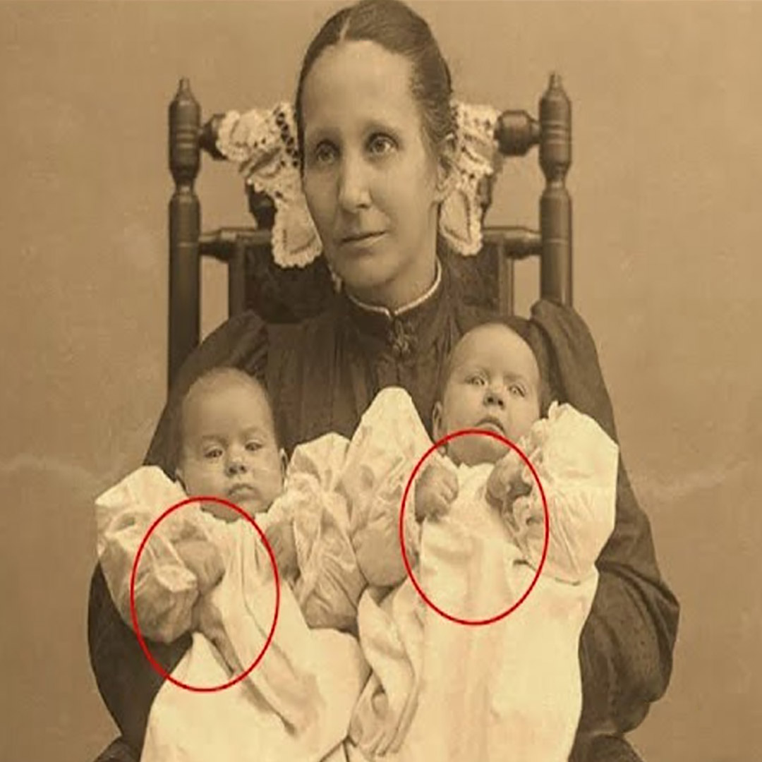 La photographie familiale de 1892 que tous croyaient innocente… jusqu’à ce que l’on remarque les mains des bébés dans les bras de la mère