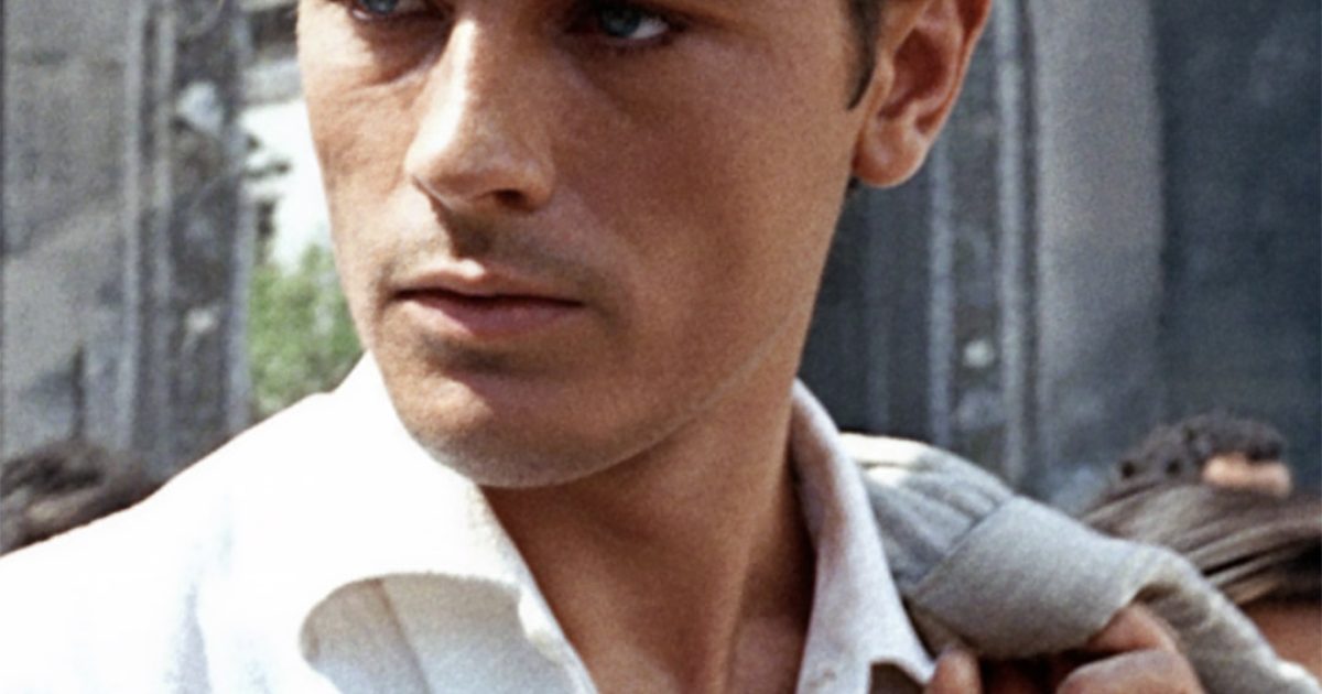 La ressemblance est troublante : le fils cadet d’Alain Delon fait fondre toutes les filles