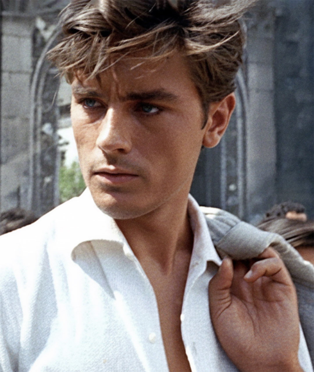 La ressemblance est troublante : le fils cadet d’Alain Delon fait fondre toutes les filles