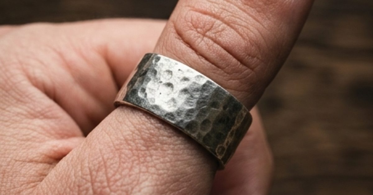 La signification cachée des bagues de pouce pour femmes et hommes : symbolisme, style et ce que votre bague révèle vraiment de vous