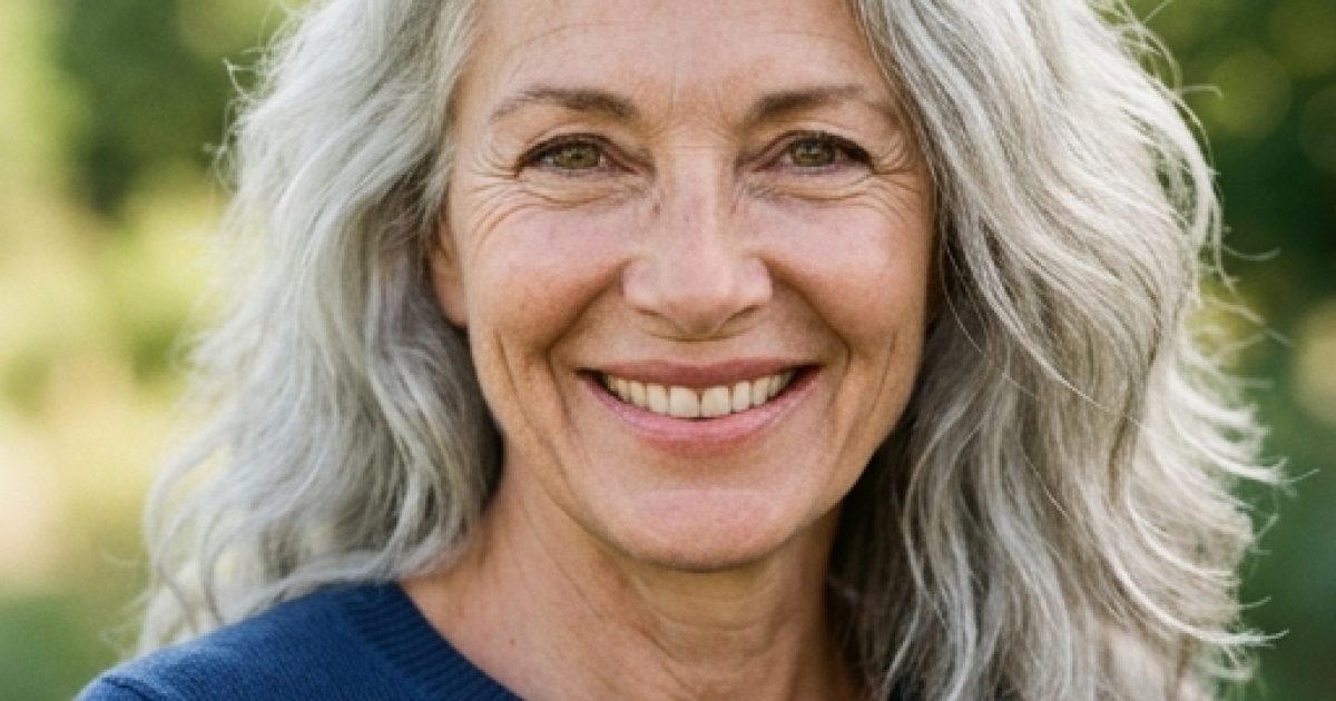 La véritable signification du fait de laisser ses cheveux grisonner naturellement — la réponse psychologique va vous surprendre