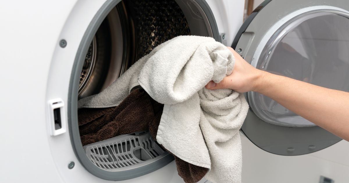 Finies les machines qui s’accumulent : cette technique simple dans votre lave-linge accélère le séchage sans sèche-linge