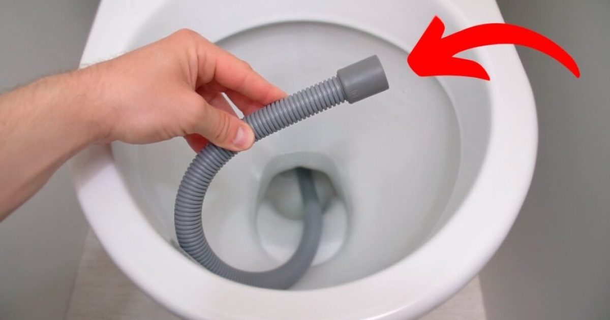 L'astuce du tuyau pour déboucher les toilettes