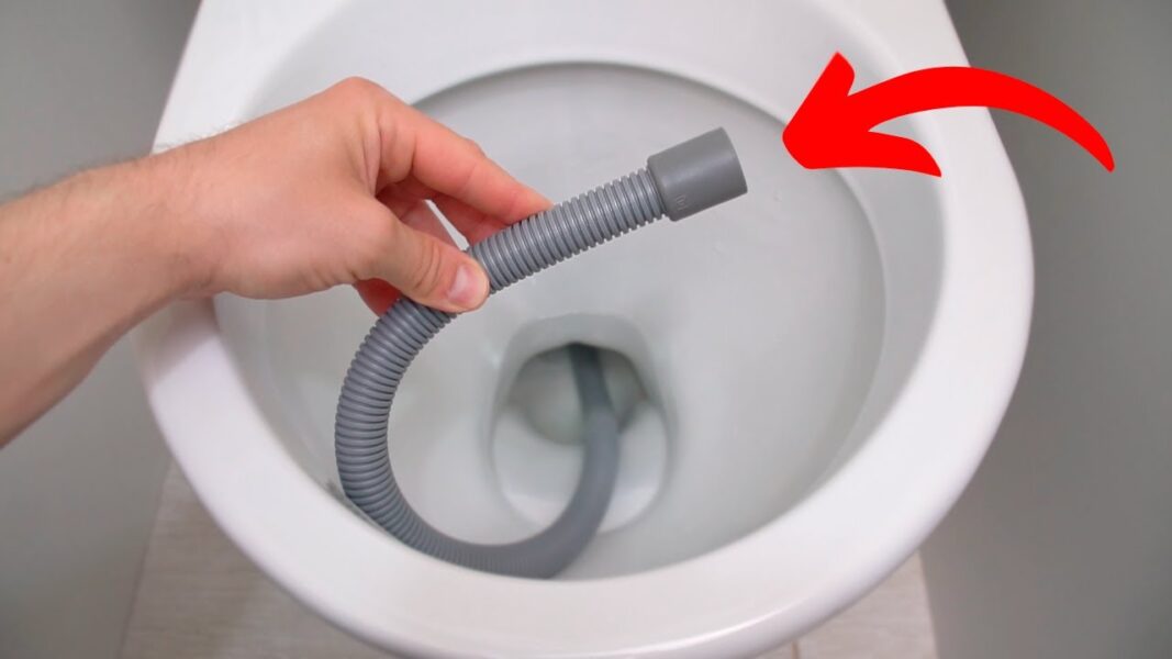 L'astuce du tuyau pour déboucher les toilettes