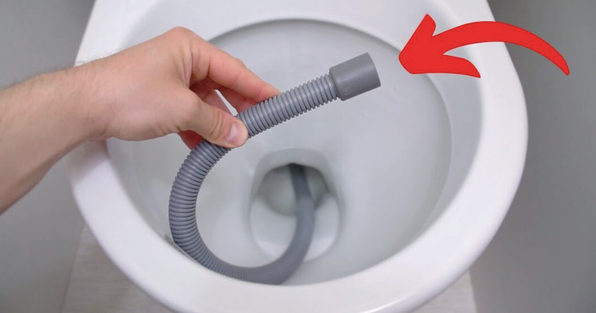 L'astuce du tuyau pour déboucher les toilettes