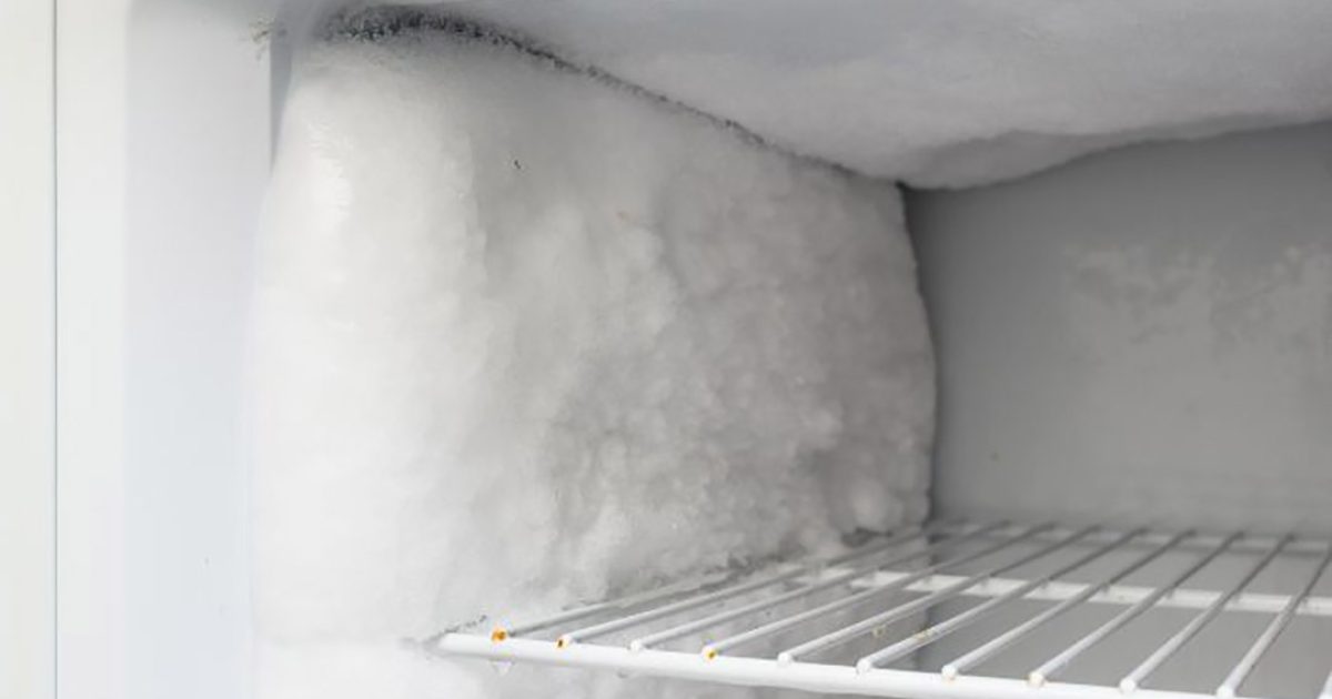L'astuce pour dégivrer un congélateur : la glace disparaîtra sans le débrancher