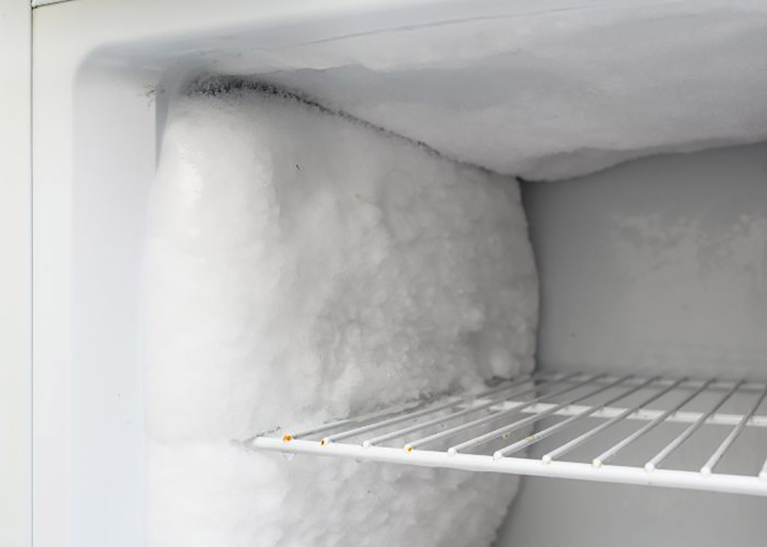 L'astuce pour dégivrer un congélateur : la glace disparaîtra sans le débrancher