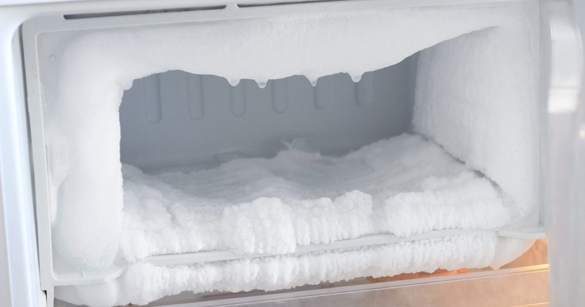 L'Astuce pour dégivrer un congélateur : la glace fond sans même le débrancher