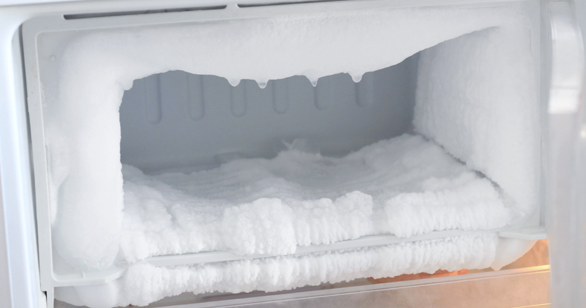 L'Astuce pour dégivrer un congélateur : la glace fond sans même le débrancher