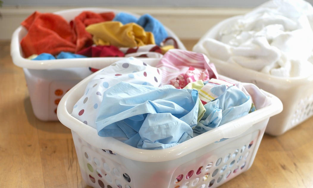 Linge abîmé après chaque lessive ? Les gestes qui ruinent vos habits (et comment y remédier)